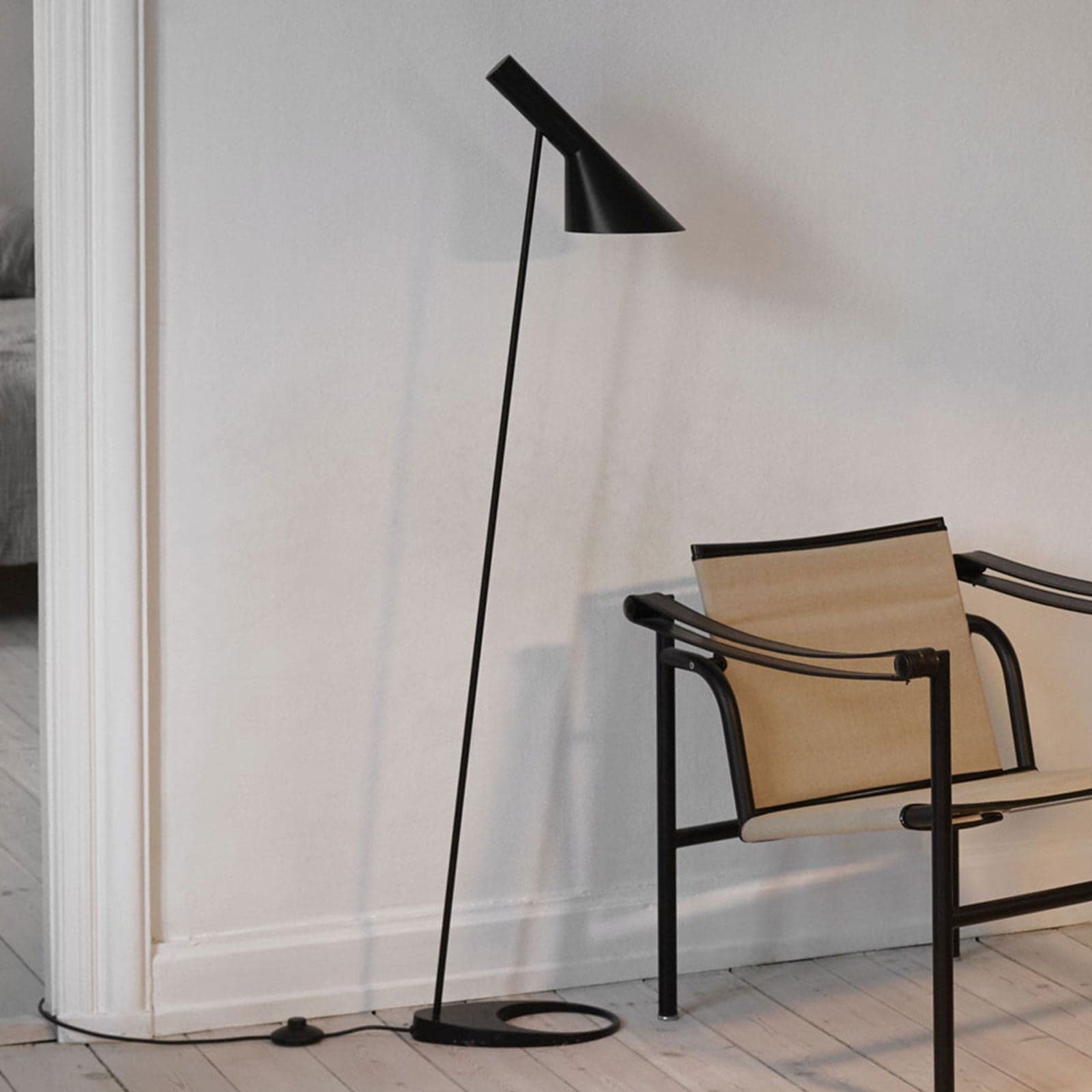 AJ gulvlampe, svart - Louis Poulsen - Stue - Design - Metall - Med en lyskilde