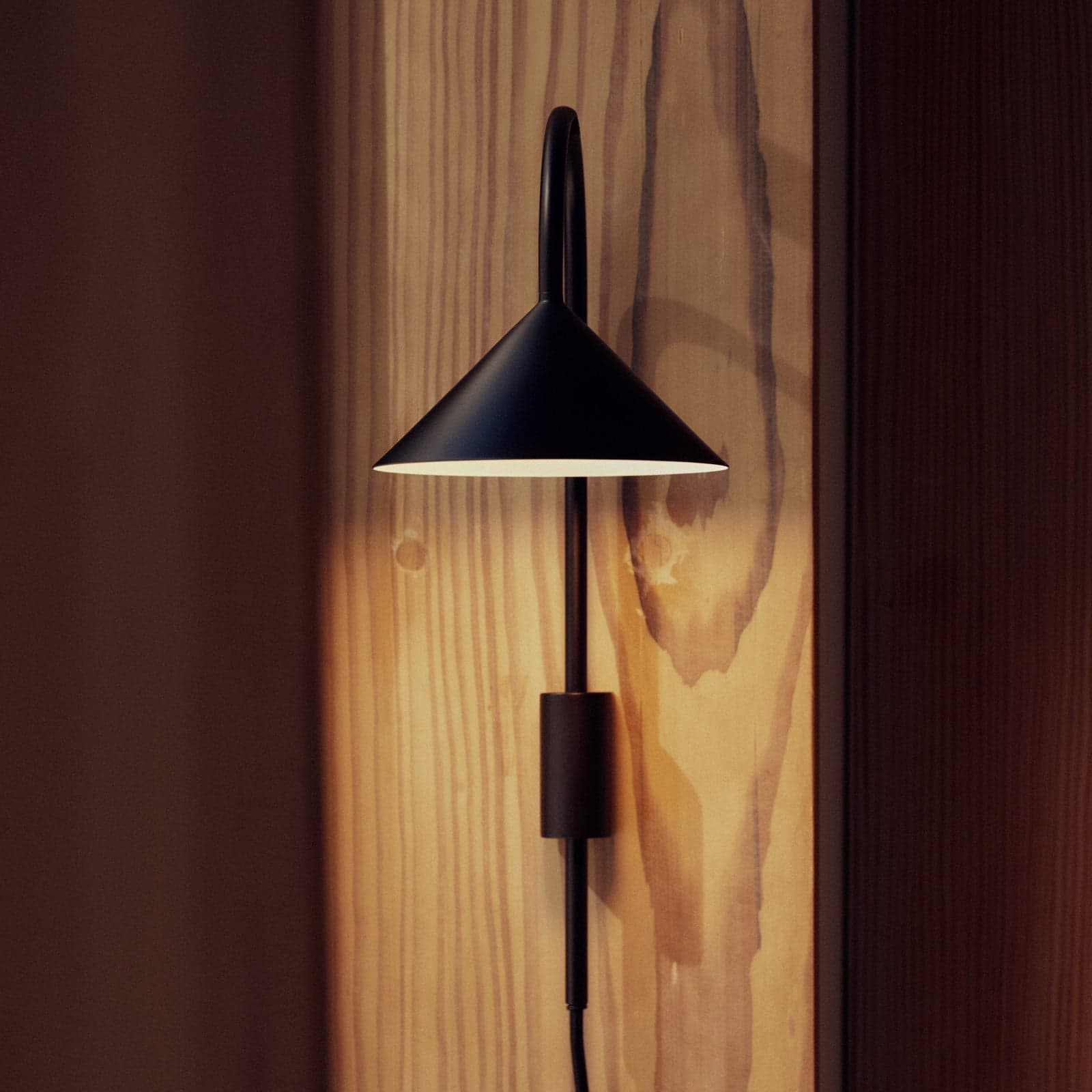 Grasp vegglampe, matt svart, 40 cm, stikkontakt – FRANDSEN - Entré - Design - Metall - Med en lyskilde