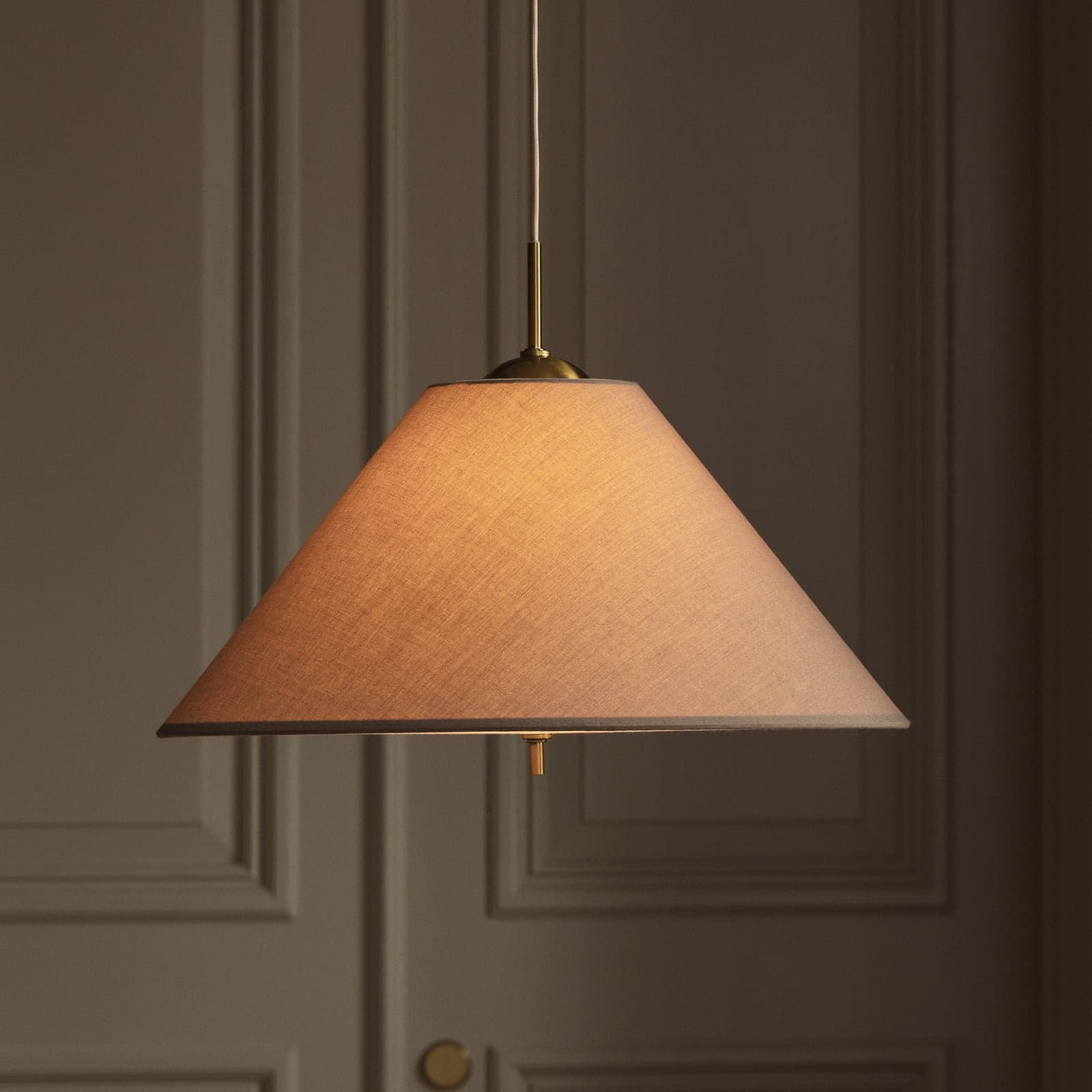 IRIS 50 hengelampe, mokkabrun, Ø 50 cm – Globen Lighting - Stue - Skandinavisk - Stoff / Tekstil - Med skjerm