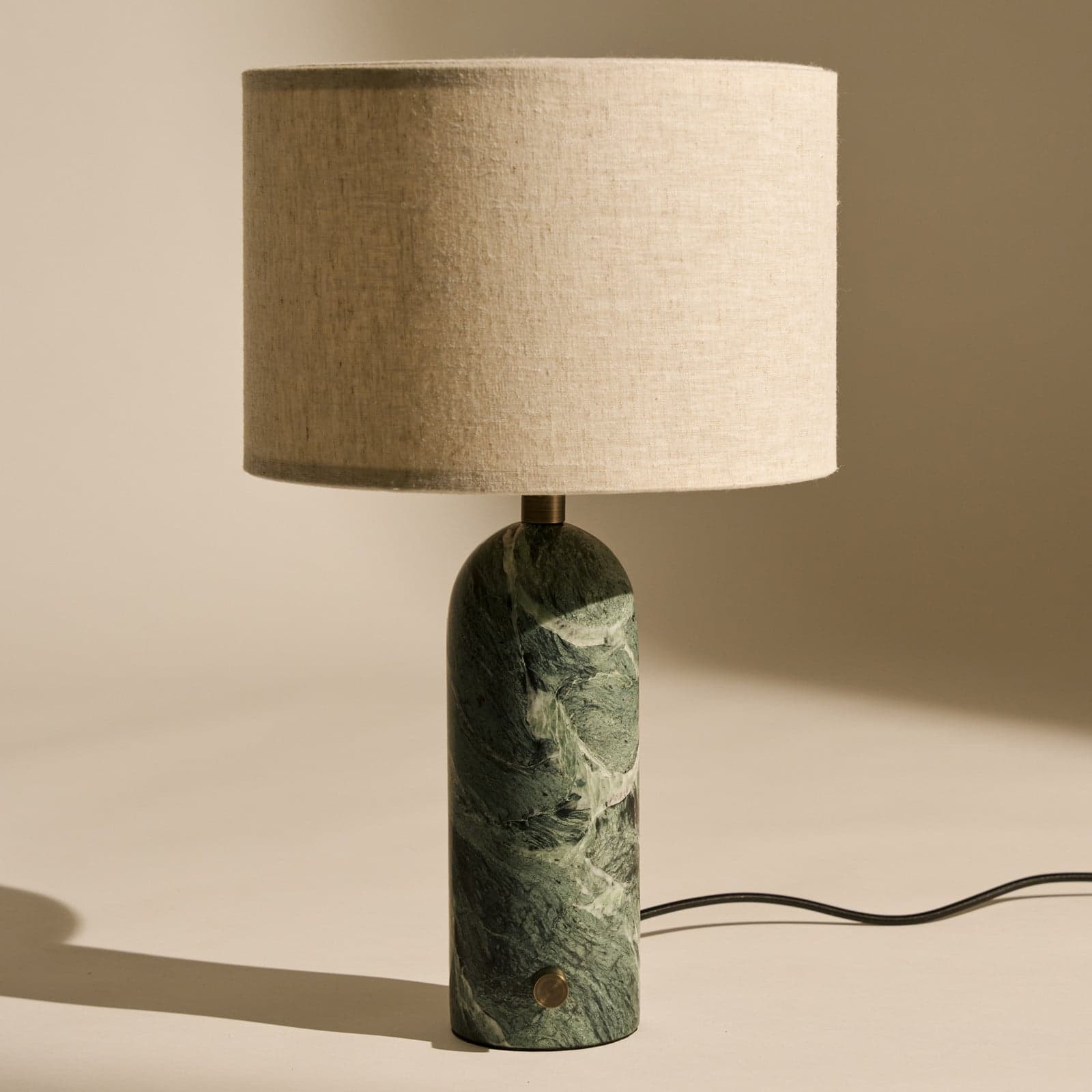 Gravity Small bordlampe, grønn marmor, kremfarget lerret – Gubi - Stue - Design - Stein - Med en lyskilde