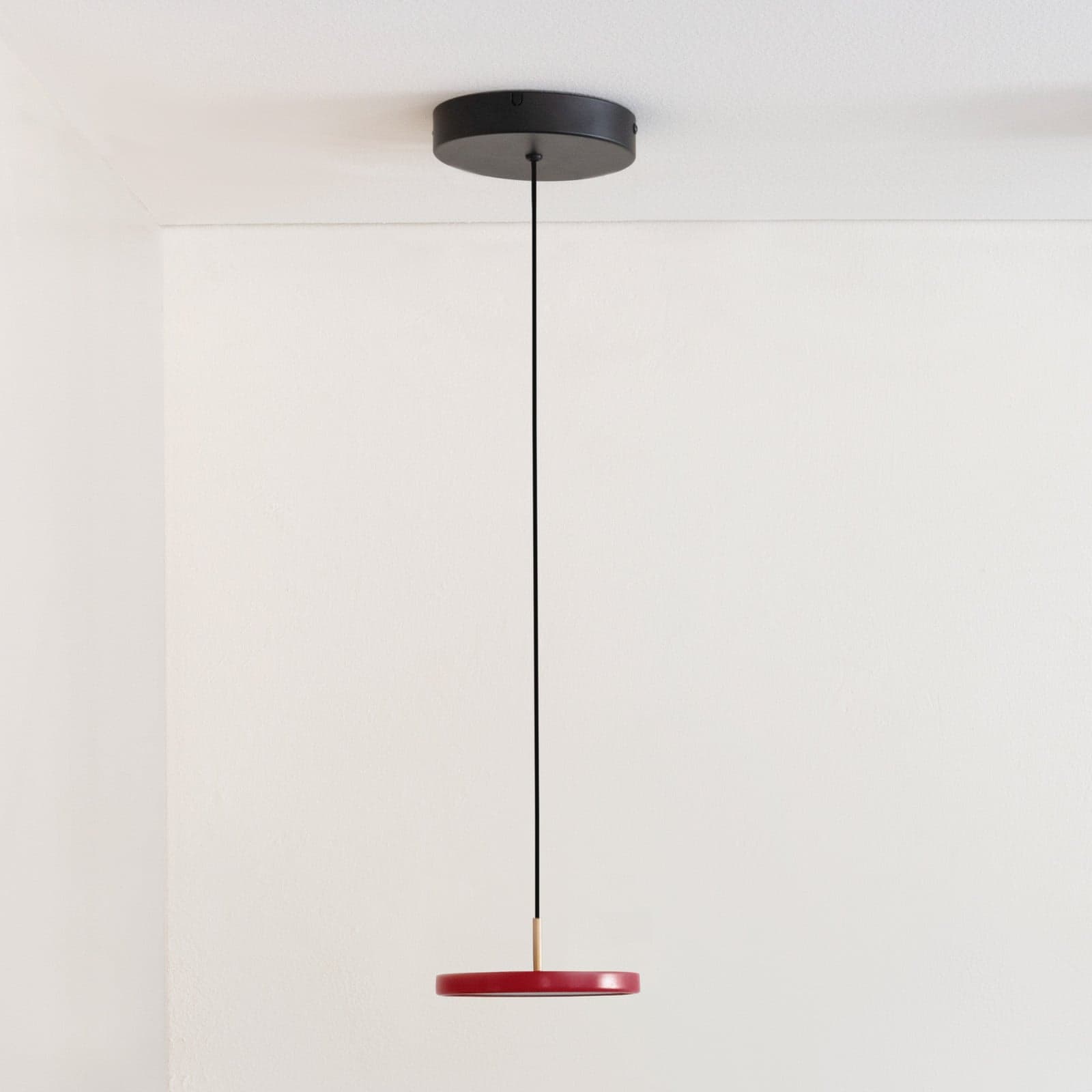 Asteria pendellampe Micro V2 Ruby Red – UMAGE Asteria Micro V2 - Stue - Skandinavisk - Metall - Med en lyskilde