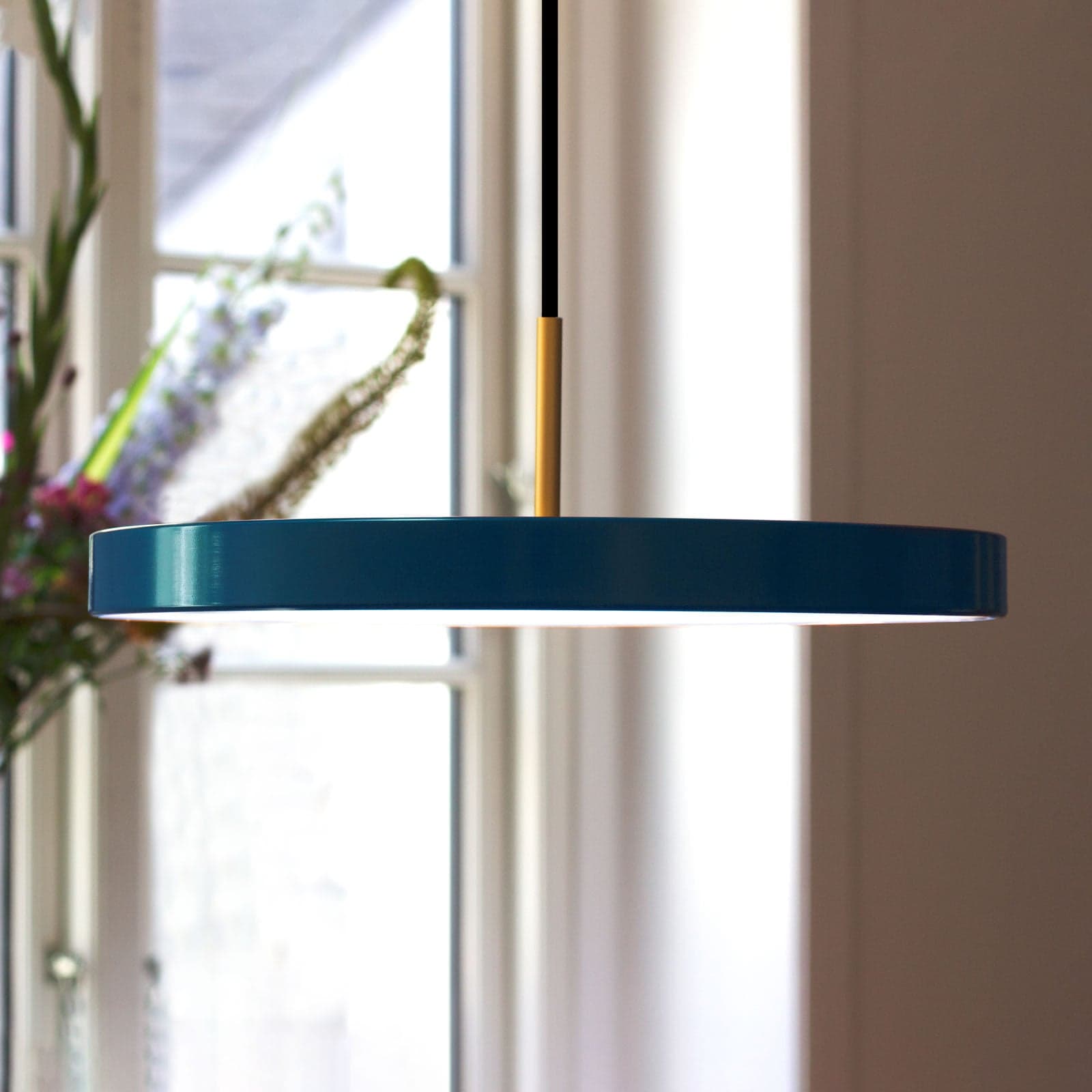 Asteria Medium LED-hengelampe, petrol/messing, Ø 43 cm – UMAGE - Stue - Design - Metall - Med en lyskilde