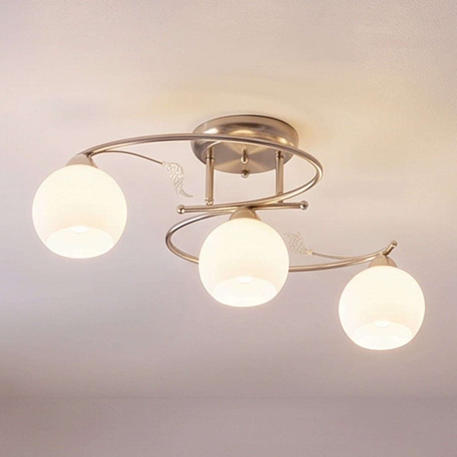 Svean 3 taklampe hvit/nikkel - Lindby - Stue - Moderne - Glass - Med flere lyskilder