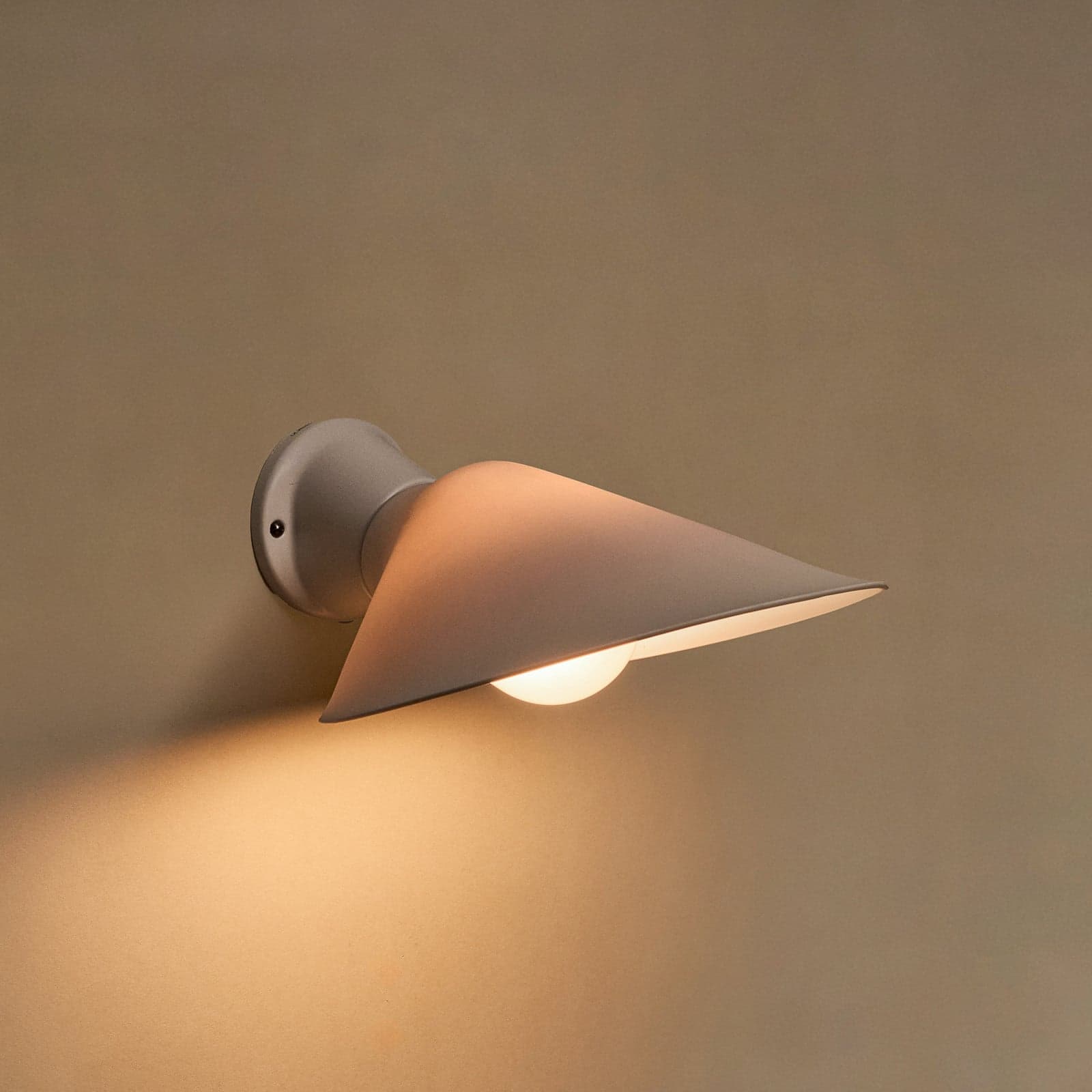 Plume vegglampe til bad, aluminium/porselen, hvit, IP44 – DCW - Design