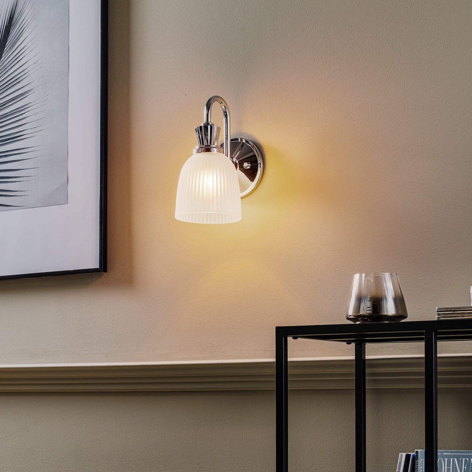 Cora LED-vegglampe til bad, 1 lyskilde, glass, IP44 – Elstead - Moderne - Metall - Med en lyskilde