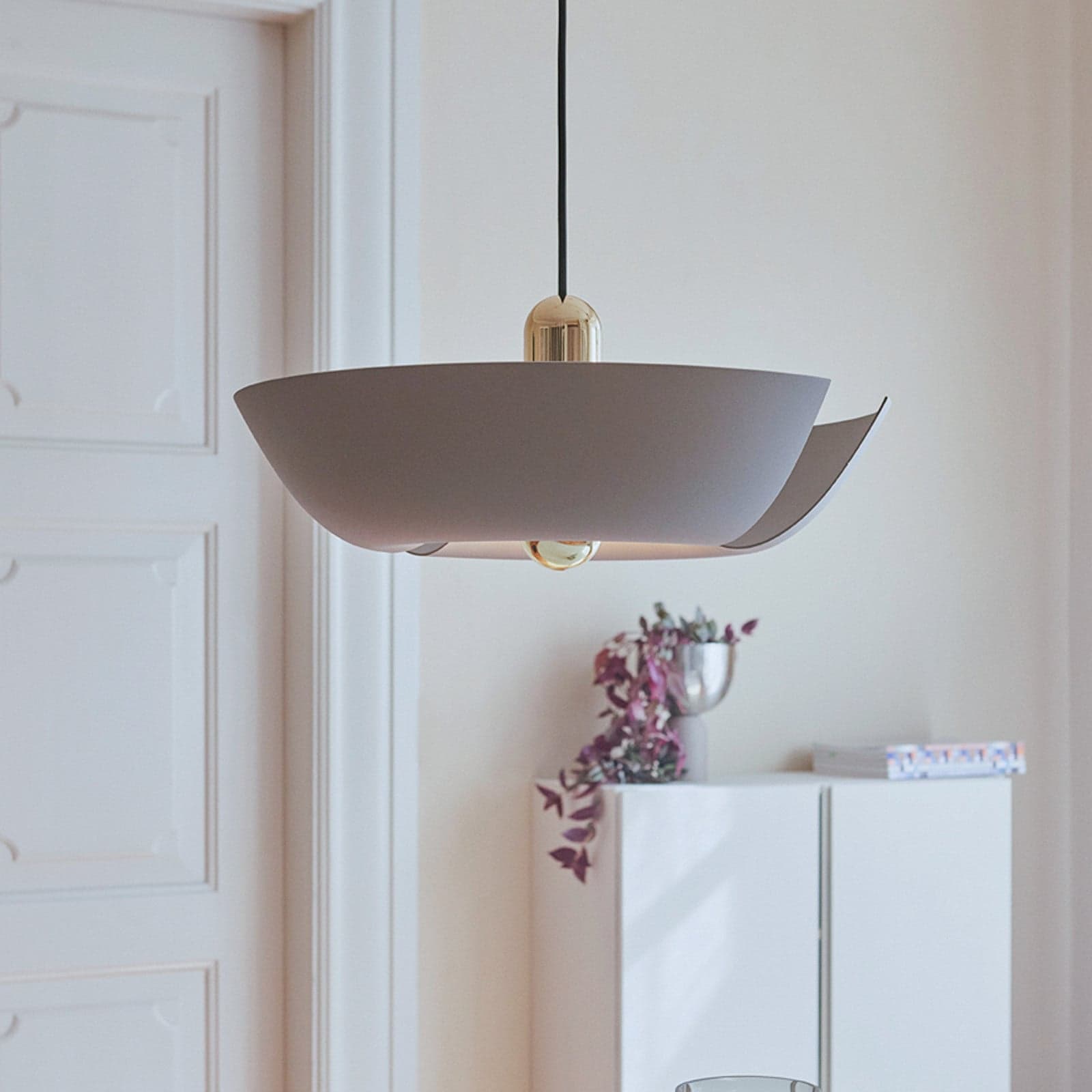 Cycnus pendellampe Ø30 taupe/gull - AYTM - Stue - Design - Aluminium - Med en lyskilde