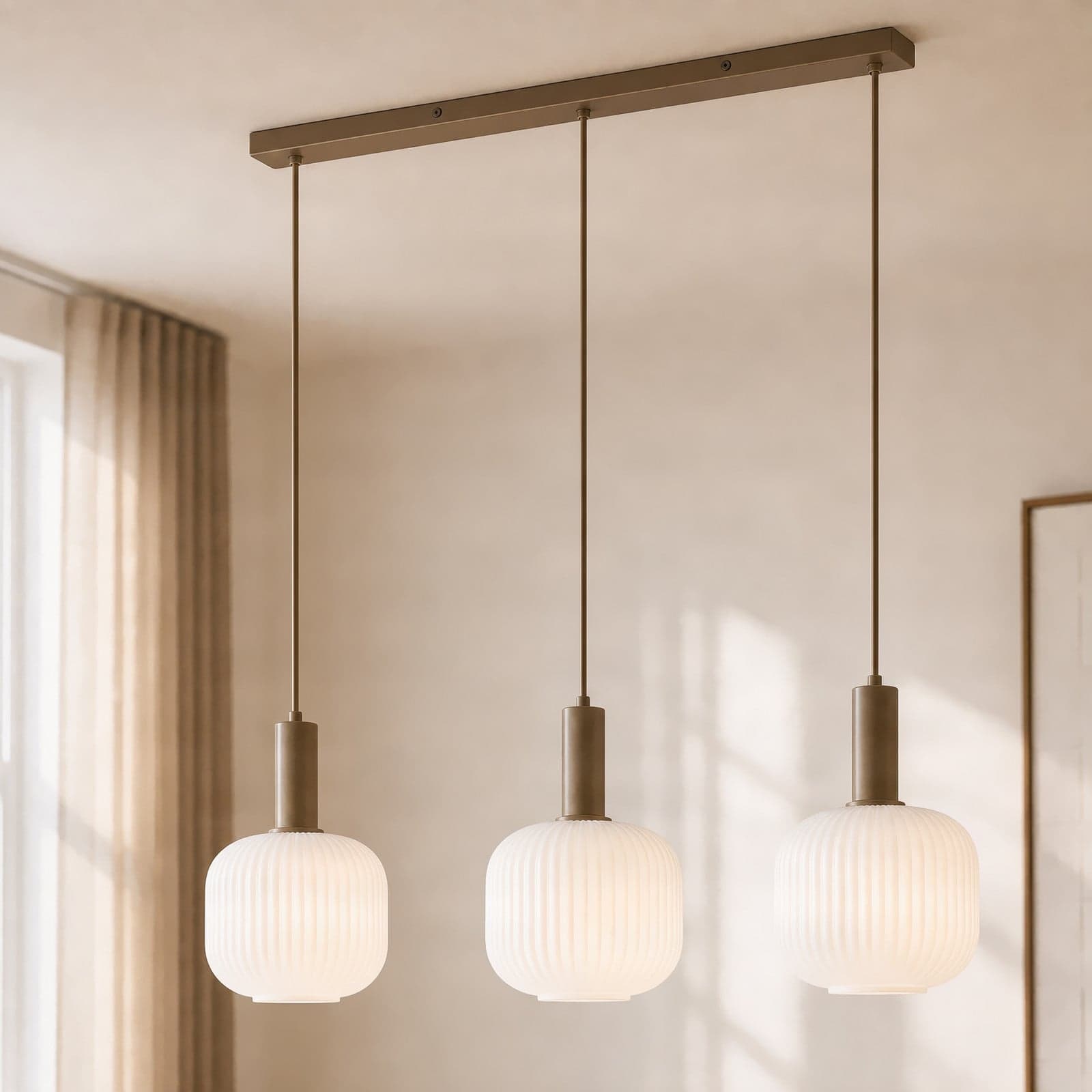Evey hengelampe, lengde 80 cm, 3 lyskilder, hvit/beige, glass – Nola - Spisestue - Skandinavisk - Med flere lyskilder