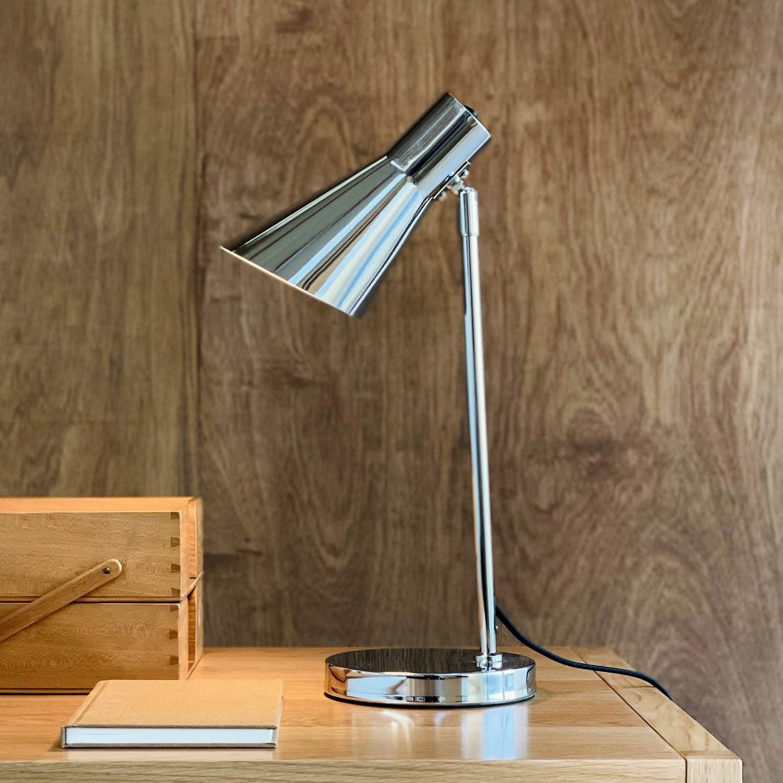 DL12 Bordlampe Krom - DybergLarsen Dyberg Larsen - Stue - Design - Metall - Med skjerm