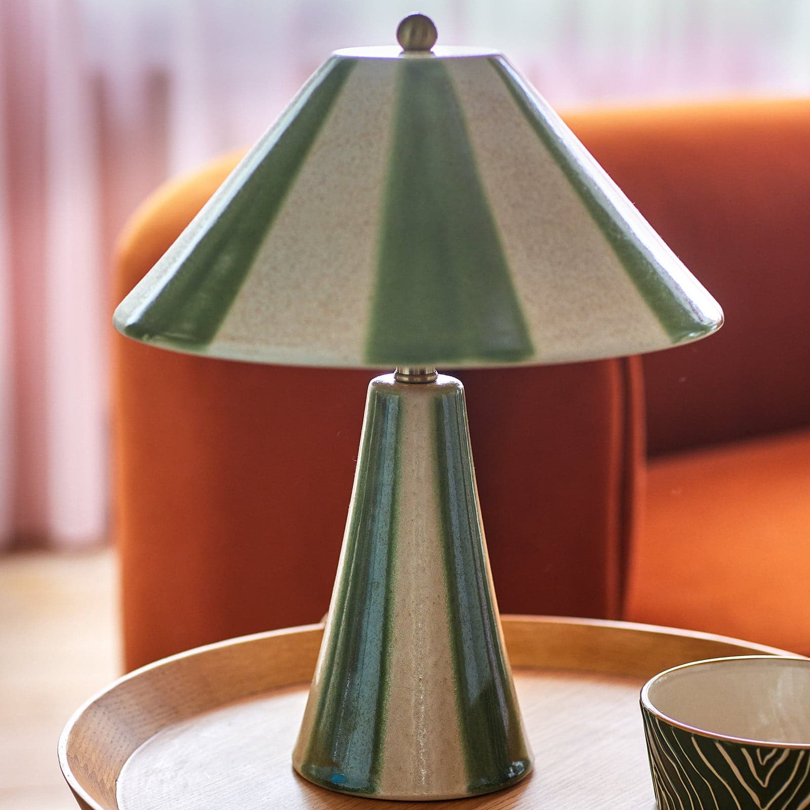 Olive bordlampe, grønn/kremfarget, høyde 35 cm – Bloomingville - Soverom - Skandinavisk - Keramikk - Med skjerm
