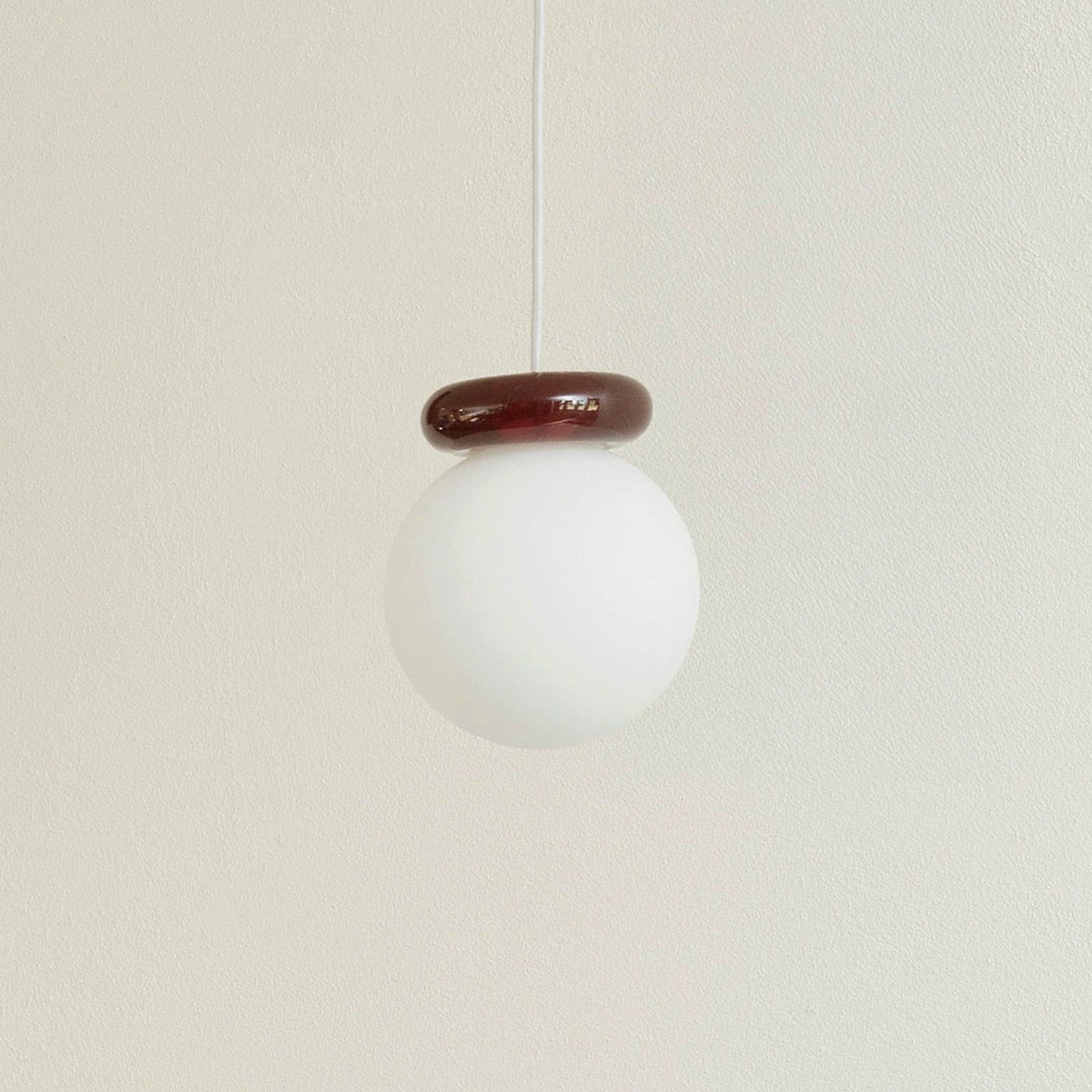 Hinx pendellampe, mørkerød/hvit, glass – Normann Copenhagen - Kjøkken - Design - Med en lyskilde