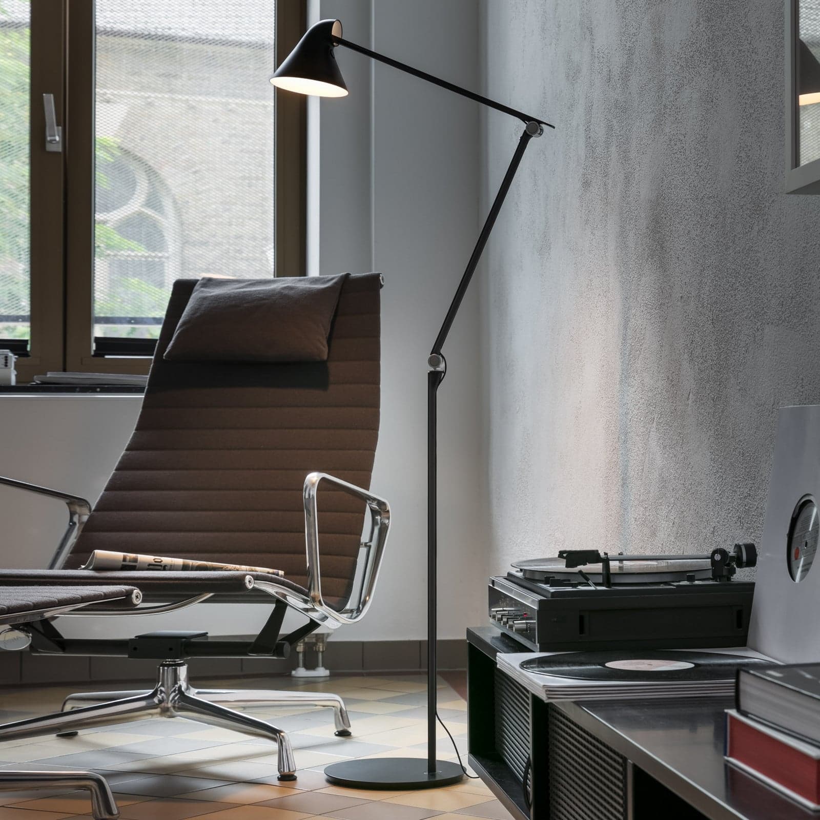 NJP Gulvlampe 3000K Svart - Louis Poulsen - Stue - Design - Metall - Med skjerm