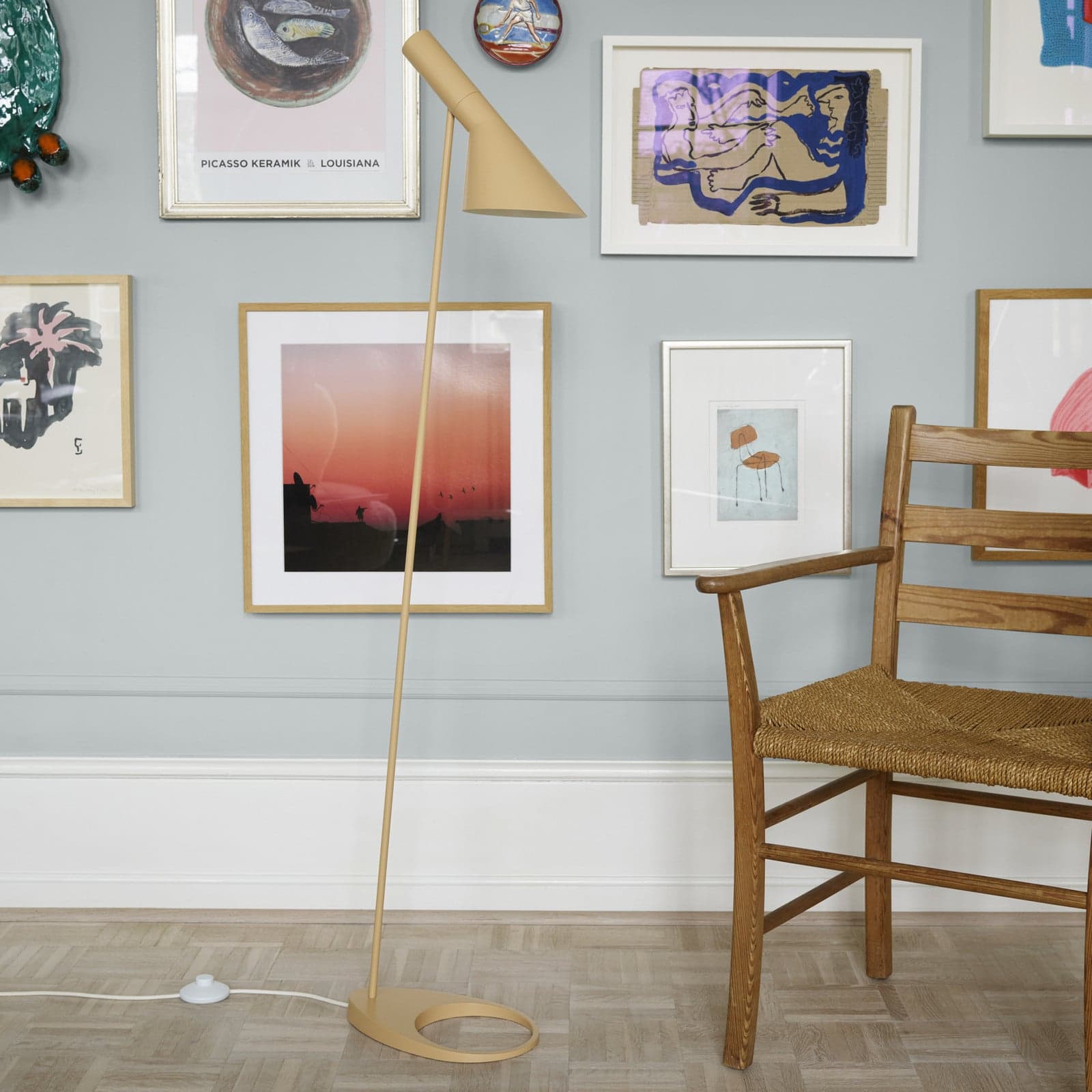 AJ Gulvlampe Warm Sand - Louis Poulsen - Stue - Design - Metall - Med en lyskilde