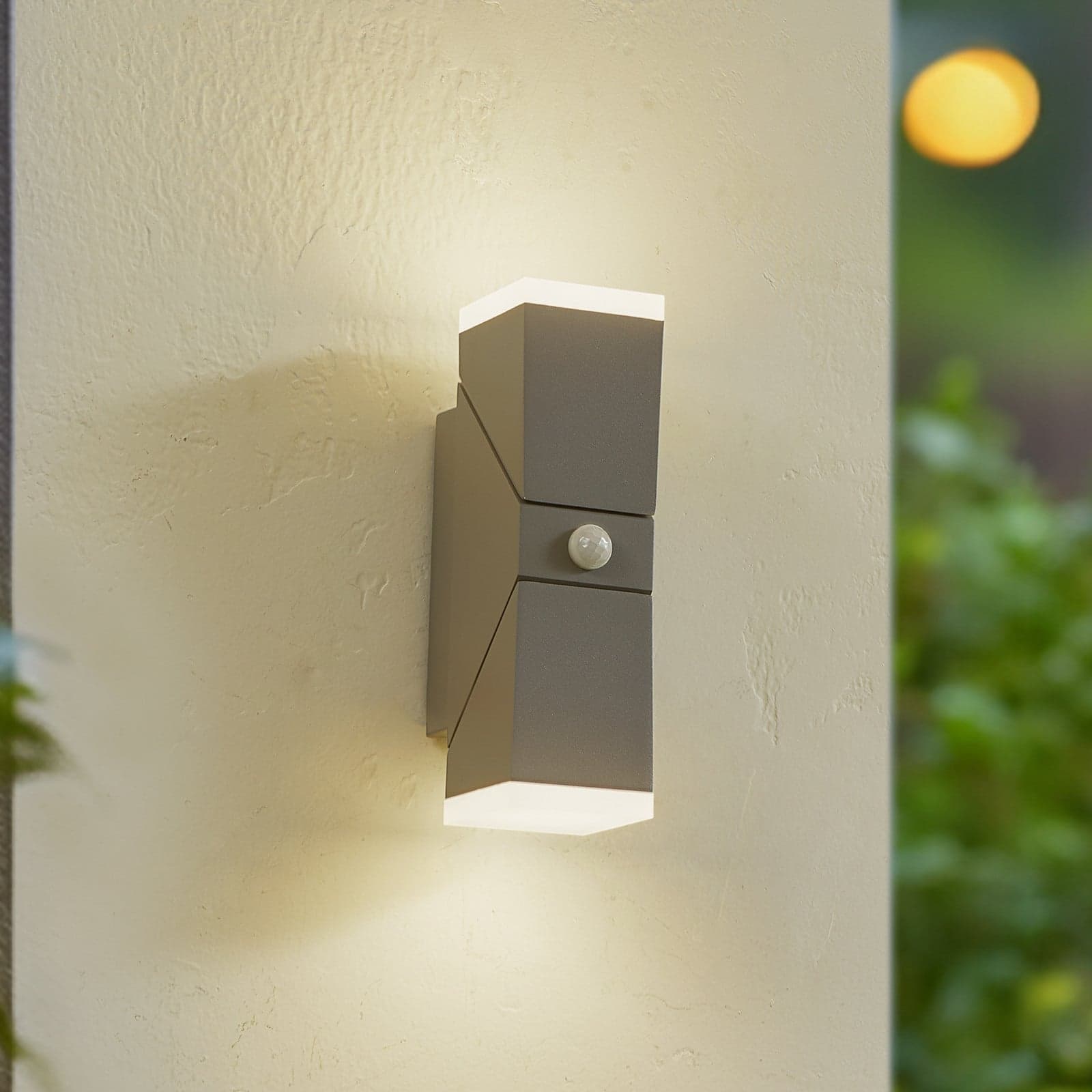 Sally utendørs LED-vegglampe, 22 cm, grå, IP54, sensor – Lindby - Terrasse - Moderne - Aluminium - Med flere lyskilder