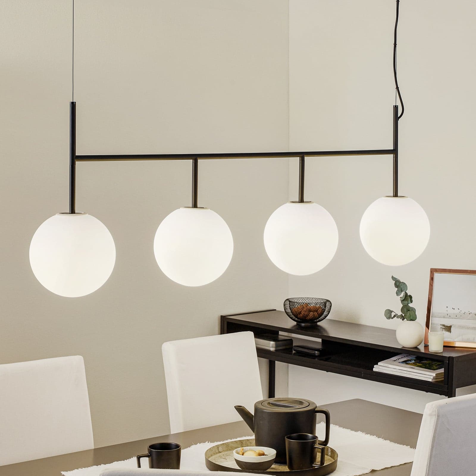TR Bulb pendellampe, 4-fløyet, svart/opal - Audo Copenhagen - Stue - Design - Metall - Kule