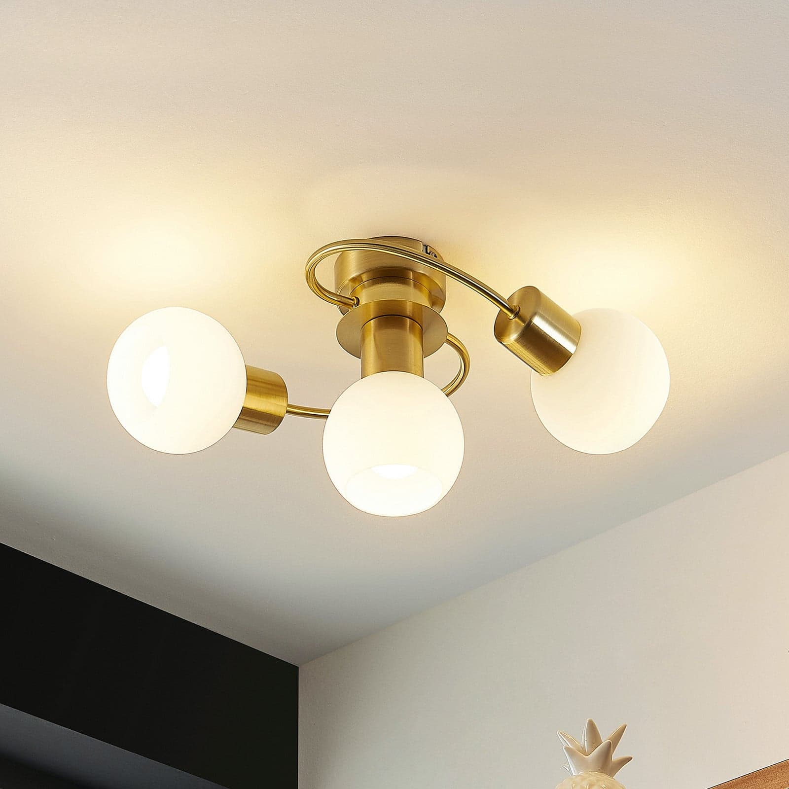 Ciala 3 Taklampe Brass/Opal - Lindby - Stue - Moderne - Glass - Kule