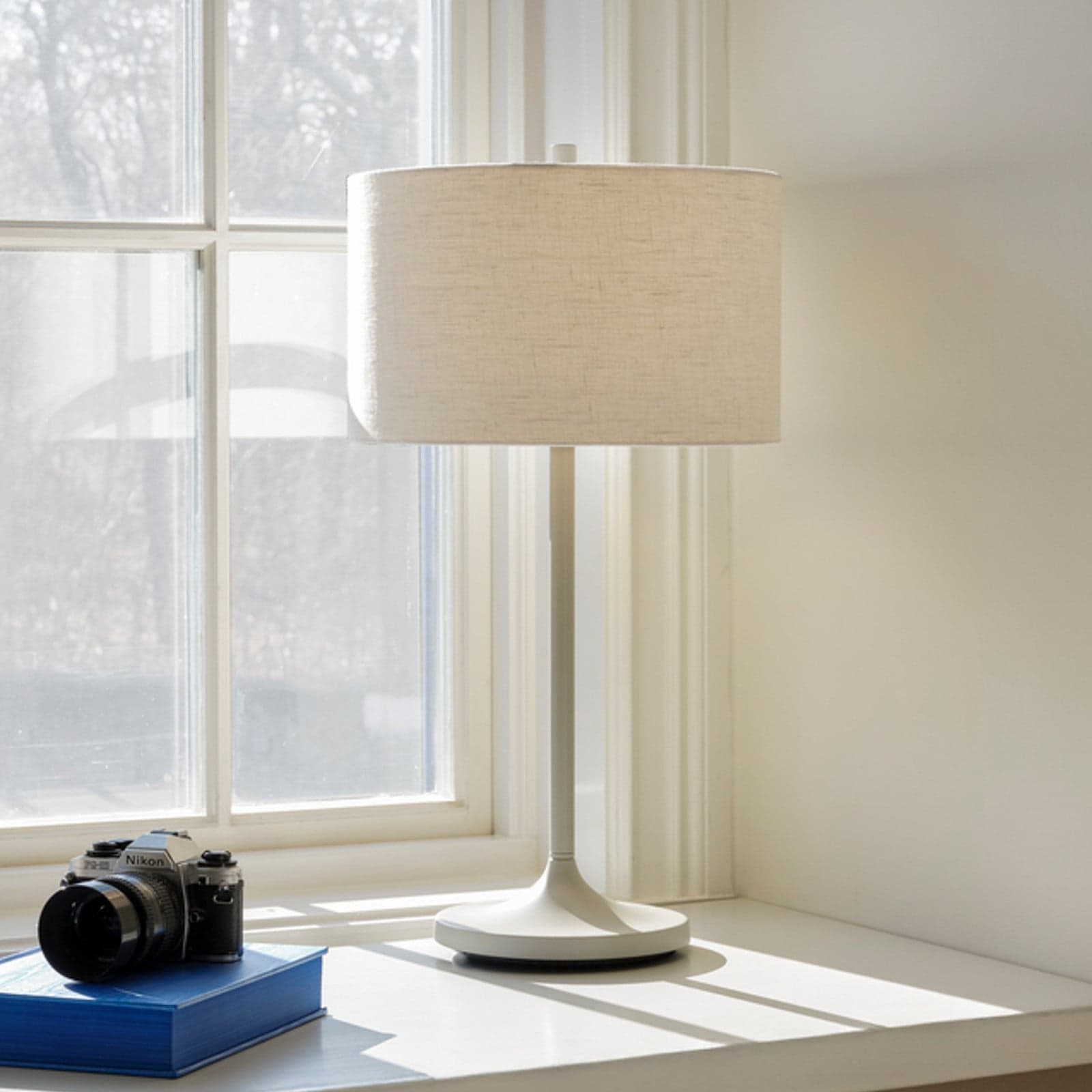 Soft bordlampe, hvit/sand, høyde 64 cm, lin – Belid - Soverom - Skandinavisk - Stoff / Tekstil - Med skjerm