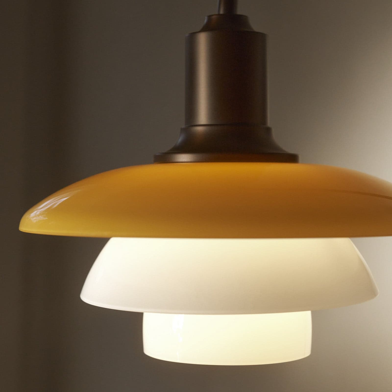 PH 2/2 vegglampe, utstrekning 32 cm, ravfarget/hvit – Louis Poulsen - Stue - Design - Glass - Med skjerm