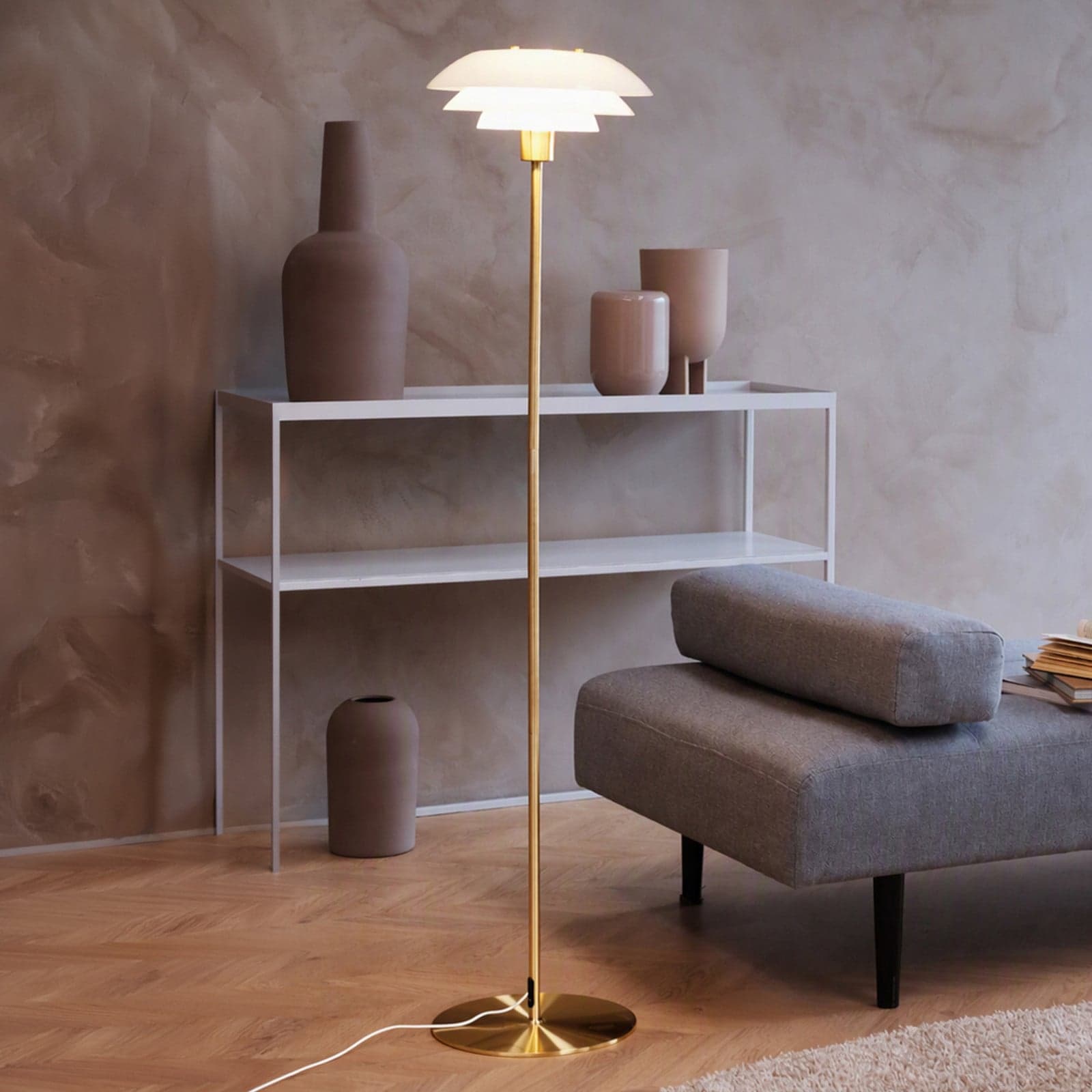 DL31 Gulvlampe Opal/Brass - Dyberg Larsen - Stue - Design - Metall - Med skjerm