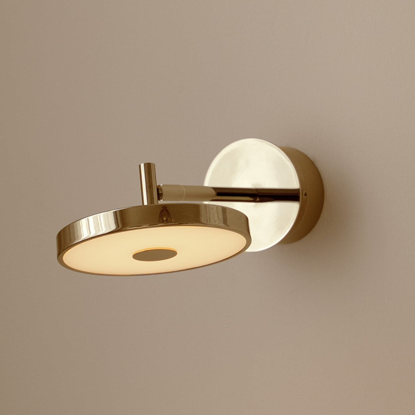 Asteria SHORT HW LED-vegglampe messing polert 28 cm - UMAGE - Stue - Design - Metall - Med en lyskilde