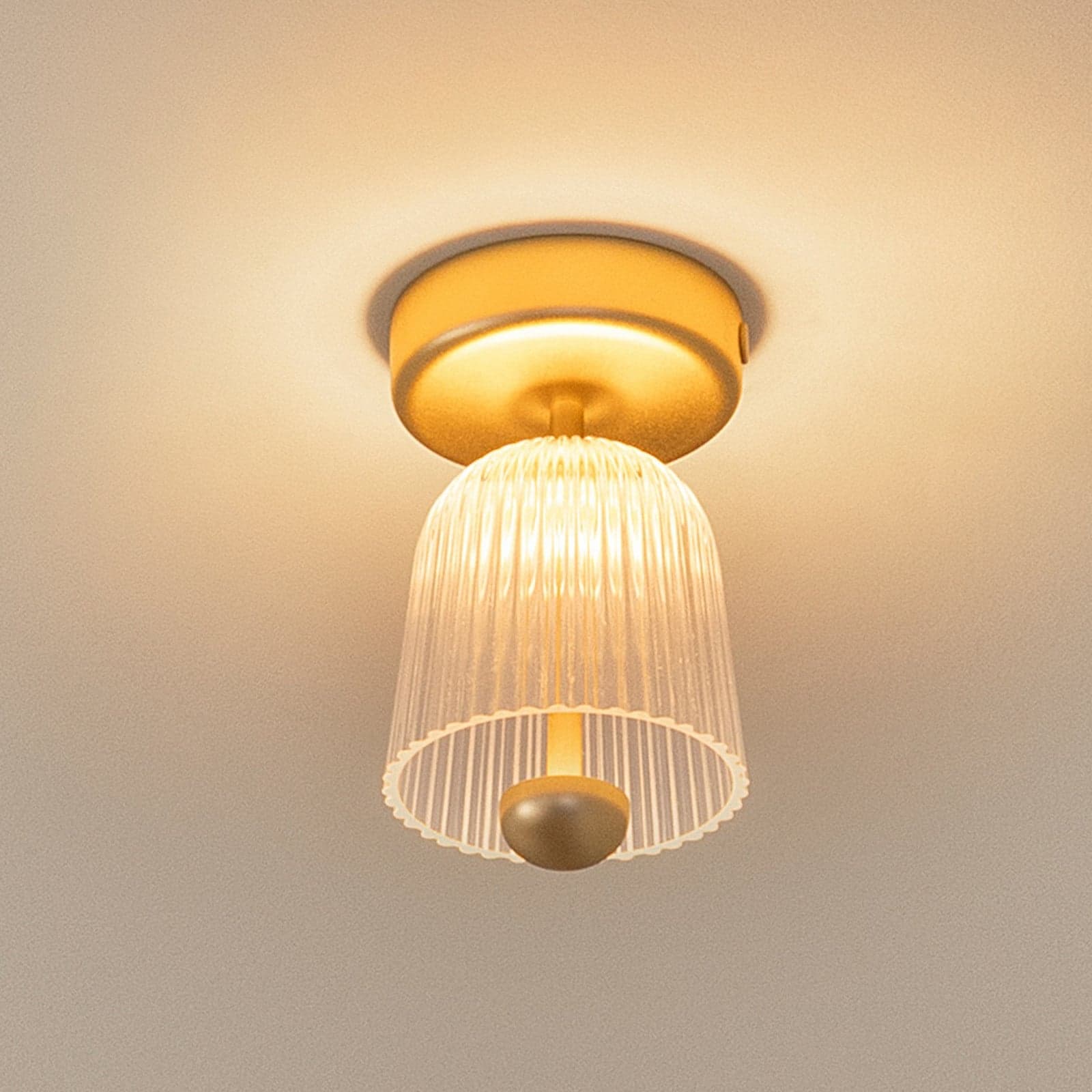 Asteea taklampe Ø 12 cm messing/klar - Nuura Nuura Aps - Stue - Skandinavisk - Metall - Med en lyskilde