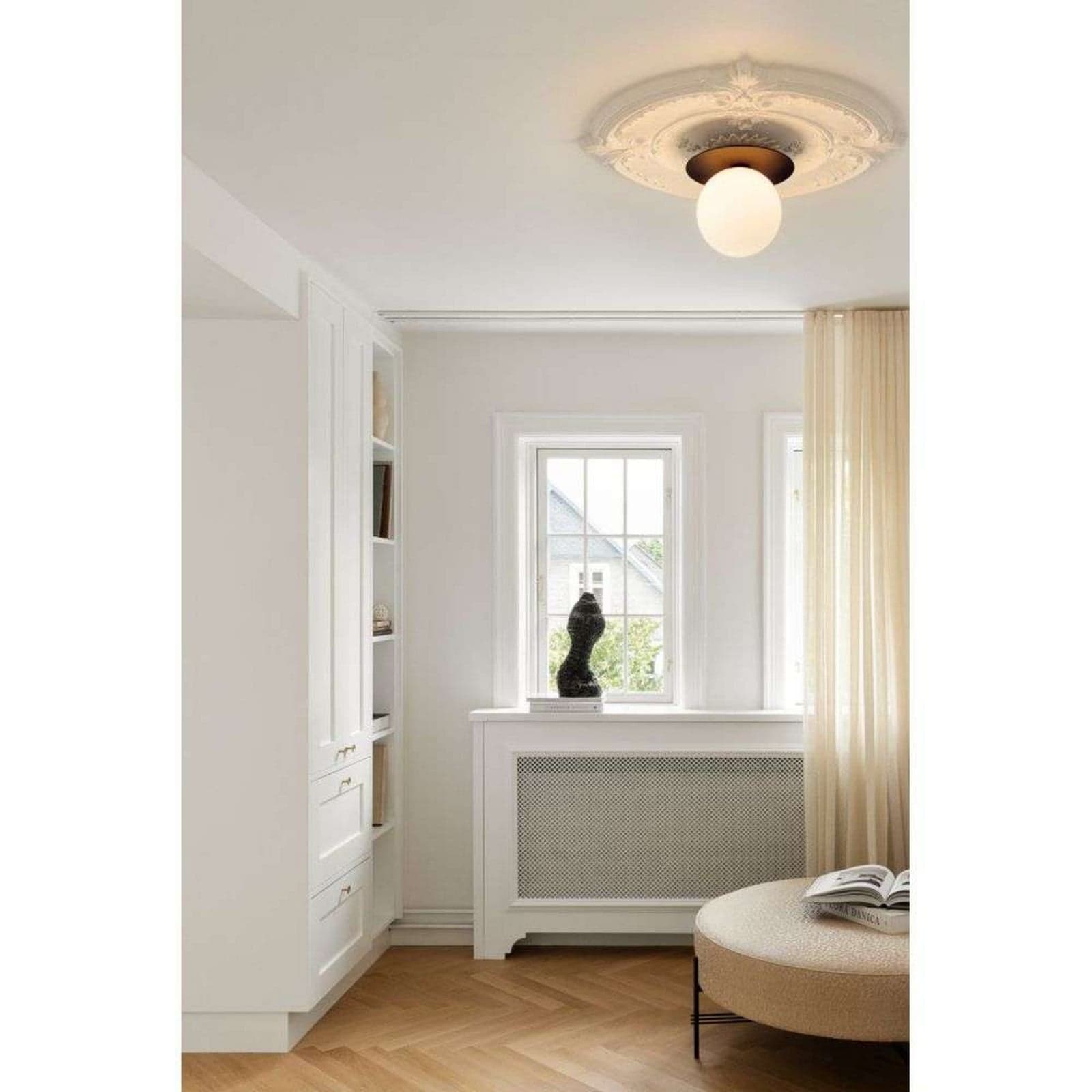 Liila 1 vegglampe, bronse/opal, Ø 25,5 cm, IP 44 - Nuura Nuura Aps - Bad - Skandinavisk - Glass - Med en lyskilde