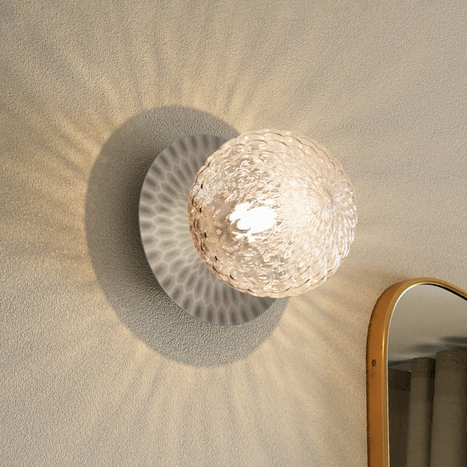 Liila 1 Medium vegglampe, sølv/klar, IP44, G9 – Nuura Nuura Aps - Bad - Design - Metall - Kule