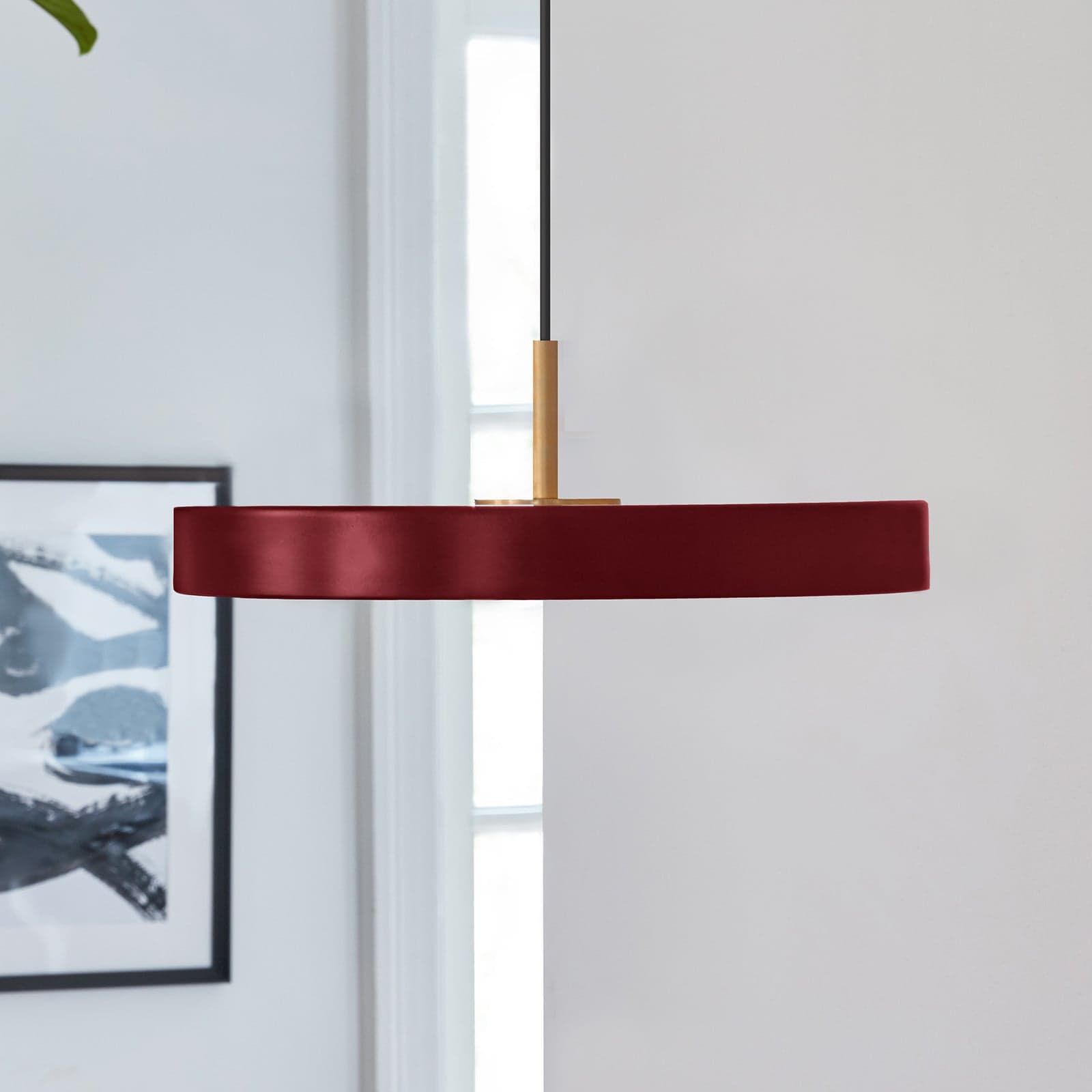 Asteria Mini LED-hengelampe rubinrød/messing Ø 31 cm - UMAGE - Stue - Design - Metall - Med en lyskilde