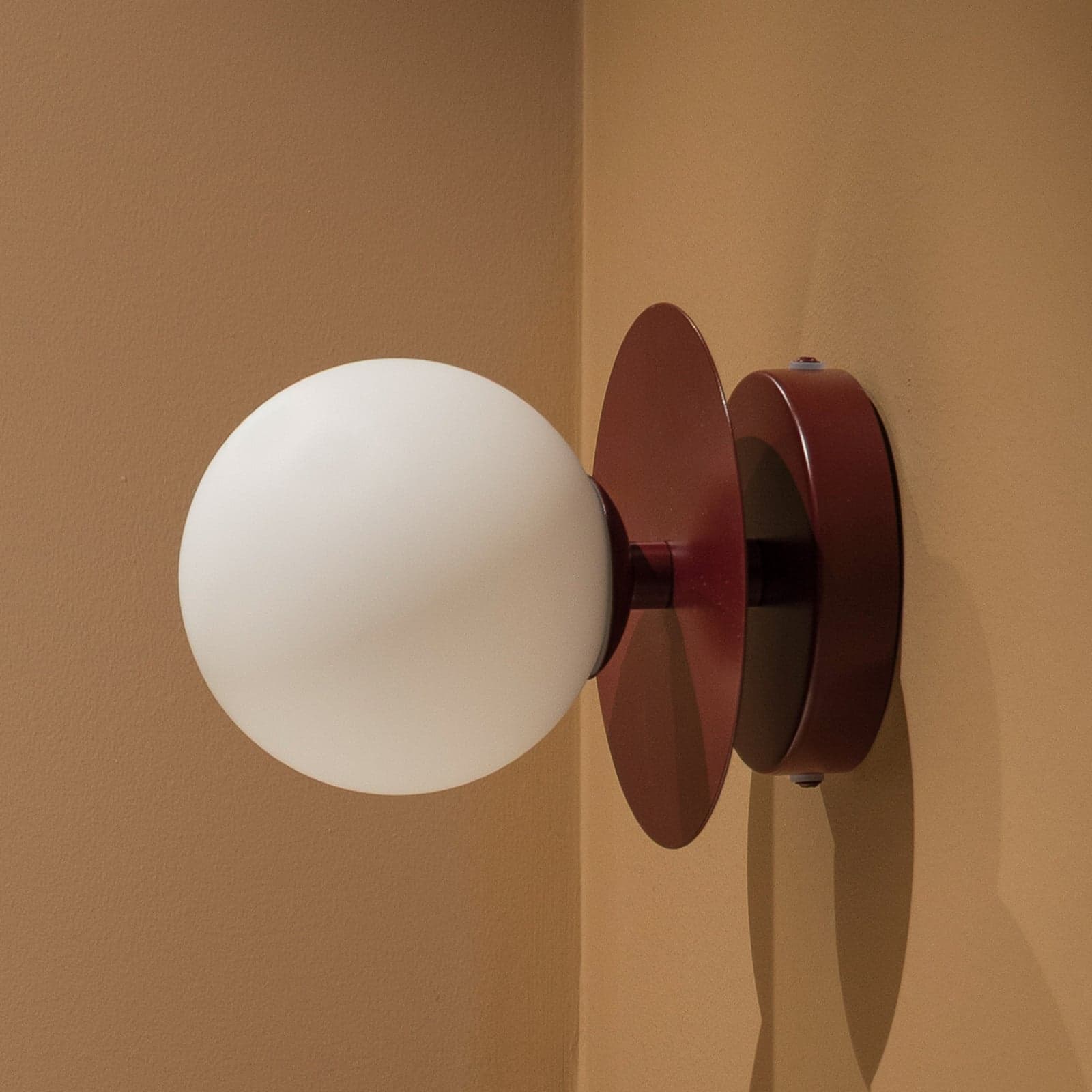 ART DECO vegglampe i burgunder/hvitt glass – Globen Lighting - Stue - Skandinavisk - Med en lyskilde