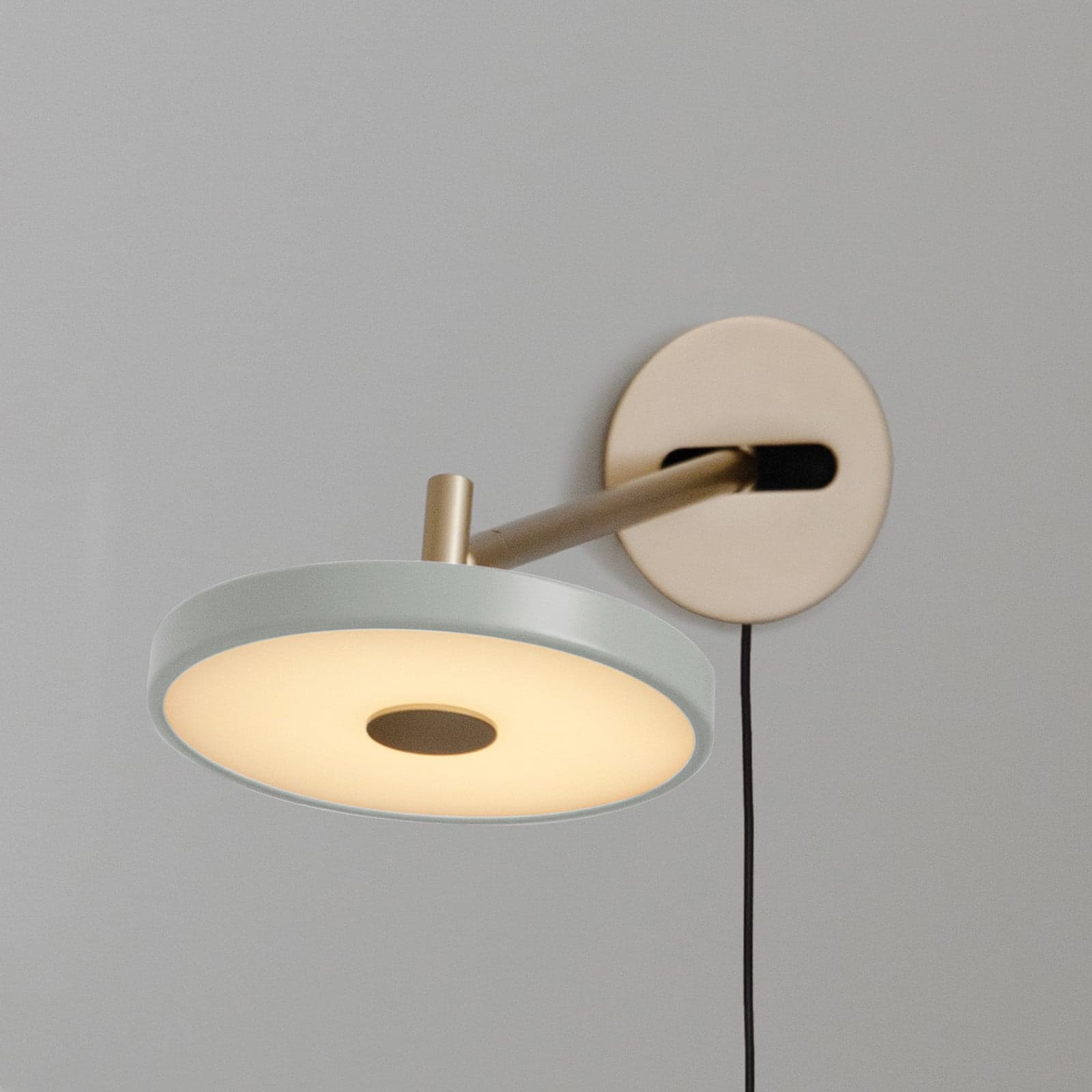 Asteria Long LED-vegglampe, oliven/messing, stikkontakt - UMAGE - Stue - Design - Metall - Med en lyskilde