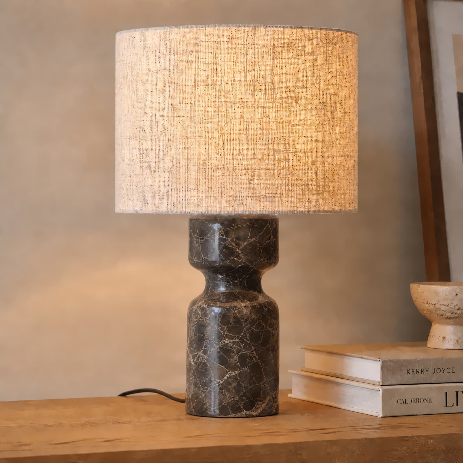 Marcella bordlampe, høyde 45 cm, brun/kremfarget, marmor – Lucande - Stue - Moderne - Stoff / Tekstil