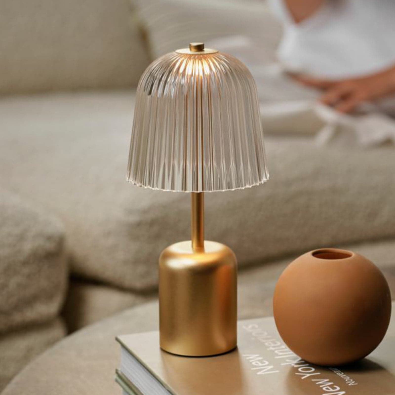 Asteea LED-batteridrevet bordlampe, messingfarget, høyde 27 cm – Nuura - Terrasse - Moderne - Metall - Med skjerm