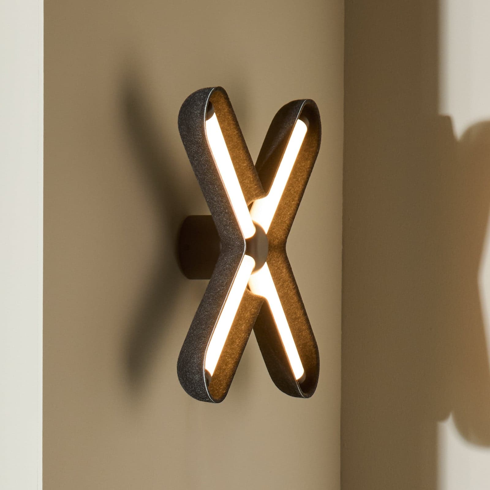 Fuzz LED-vegglampe, svart/svart, 50 cm – LOOM DESIGN - Stue - Moderne - Aluminium - Med en lyskilde